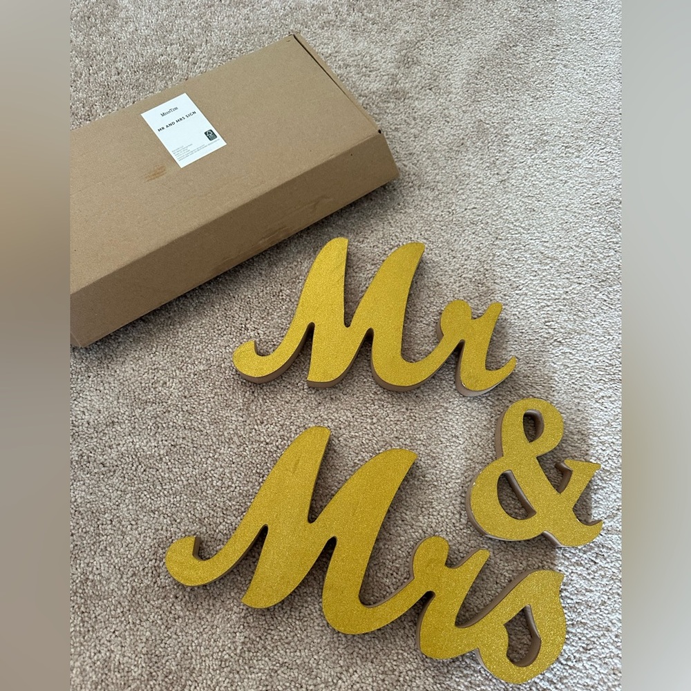ADORABLE Mr & Mrs Sweetheart Table Decor